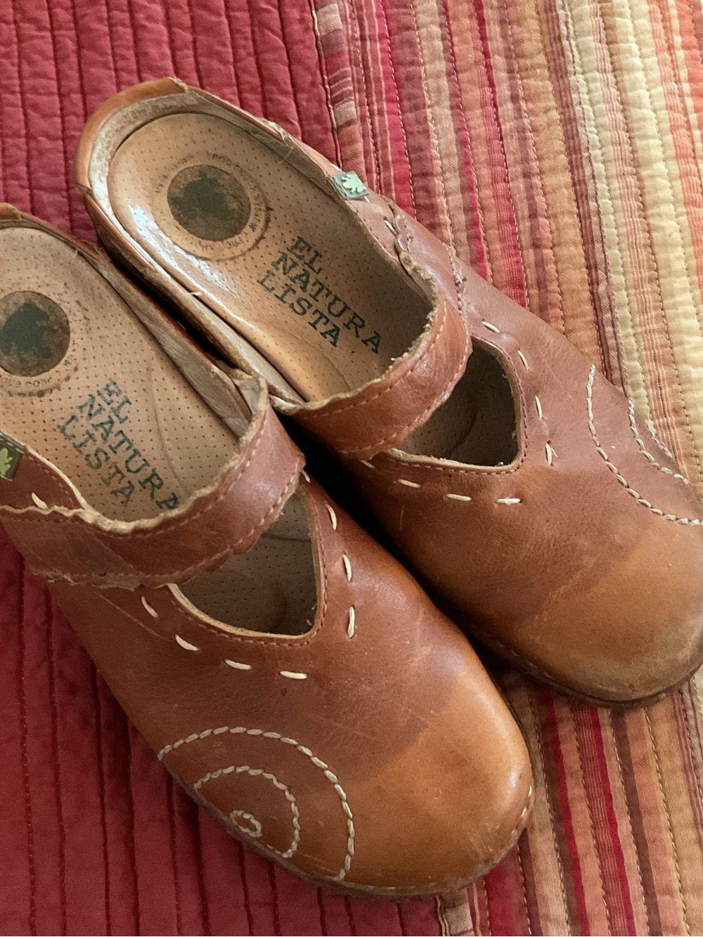 EL NATURALISTA Chestnut  Brown Embroidered Clogs